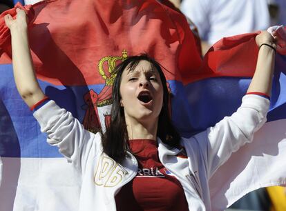 Una seguidora serbia hondea su bandera durante el partido de su selección frente a Alemania.