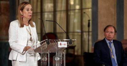 La presidenta del Congreso de los Diputados, Ana Pastor, junto al del Senado, Pío García Escuder, el pasado martes en Cádiz en un acto sobre la Constitución.