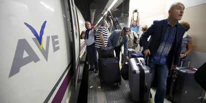 Varios pasajeros salen de un tren de alta velocidad de Renfe.