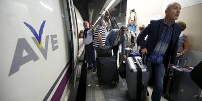 Varios pasajeros salen de un tren de alta velocidad de Renfe.