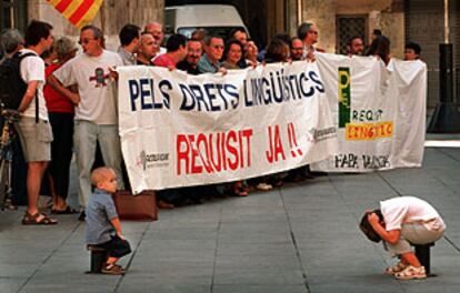 Representantes de Escola Valenciana y la Federació d&#39;Associacions per la Llengua se concentraron ayer ante el Palau de la Generalitat.