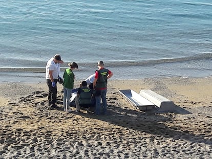 El cadáver de un inmigrante magrebí, en una playa de Ceuta tras intentar cruzar a nado la frontera entre Marruecos y España en 2019.