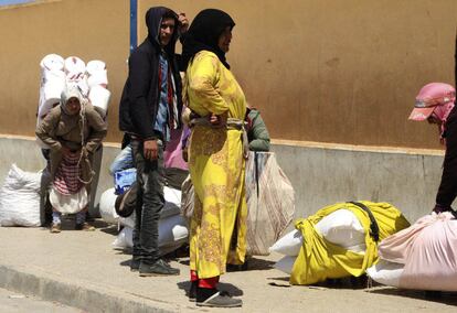 Un grupo de marroquíes esperan su turno para llevar artículos de primera necesidad desde España a Marruecos.