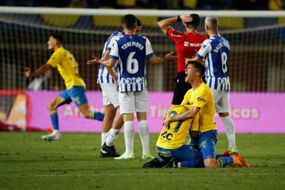 Los jugadores UD Las Palmas Marvin y Viera, celebran el ascenso de primera división este sábado.