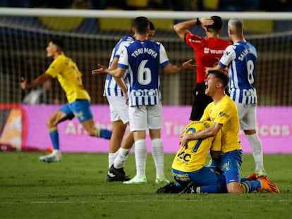 Los jugadores UD Las Palmas Marvin y Viera, celebran el ascenso de primera división este sábado.