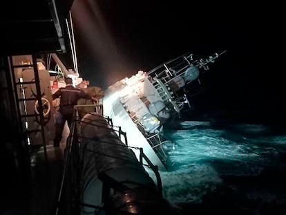 La corbeta de la Armada tailandesa 'HTMS Sukhothai', parcialmente hundida frente a las costas de la provincia de Prachuap Khiri Khan la pasa noche, en una imagen cedida por las Fuerzas Armadas del país asiático.