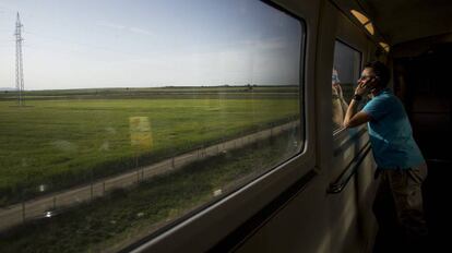 Un pasajero de uno de los trenes AVE en el trayecto entre Madrid y Sevilla.