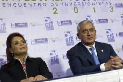 La vicepresidenta guatemalteca, Roxana Baldetti (i), y el presidente de Guatemala, Otto Pérez Molina (d), participan en una rueda de prensa luego de la inauguración del Investment Summit Guatemala 2013, en Ciudad de Guatemala.