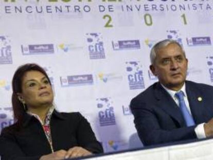 La vicepresidenta guatemalteca, Roxana Baldetti (i), y el presidente de Guatemala, Otto Pérez Molina (d), participan en una rueda de prensa luego de la inauguración del Investment Summit Guatemala 2013, en Ciudad de Guatemala.