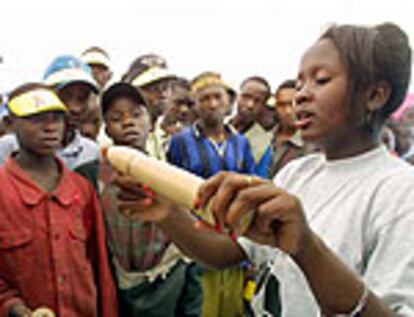 Una educadora muestra el uso de un preservativo, durante un acto el Día Mundial contra el Sida en Nairobi (Kenia).