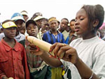 Una educadora muestra el uso de un preservativo, durante un acto el Día Mundial contra el Sida en Nairobi (Kenia).