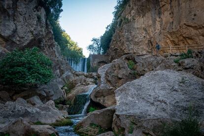 La ruta senderista de la Cerrada de Utrero recorre la ladera del cauce del río Guadalquivir.