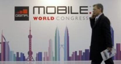 Un visitante del Mobile World Congress de Barcelona.