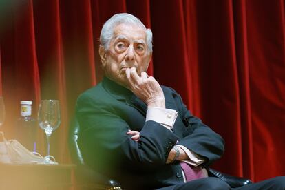 Mario Vargas Llosa asiste al foro de la Comisión Iberoamericana en Madrid, el primero de febrero de 2022.