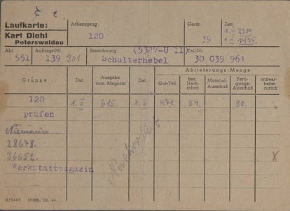 Una de las fichas de la fábrica de armas alemana en las que Sheindi Miller-Ehrenwald escribió su diario.