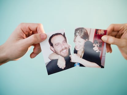 Foto rota de una pareja. Los especialistas avisan de que muchos problemas no tienen solución, lo importante es saber cómo afrontarlos.