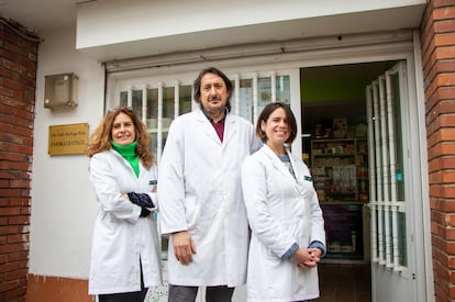 De izquierda a derecha, Eva Fernández, Luis Noriega y Alexia García, quienes atienden la farmacia de Mataporquera, Valdeolea, Cantabria.