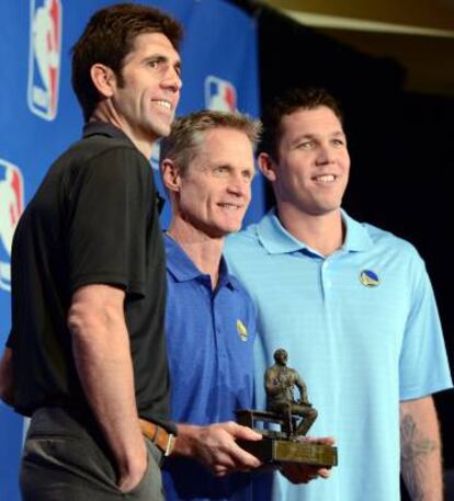 Bob Myers, Kerr, con el trofeo, y Walton.