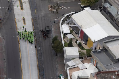 Policías y militares aguardan a las afueras de el Consejo Nacional Electoral, en Quito.
