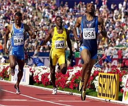 Angelo Taylor, de EE UU, entra vencedor en la prueba de relevos 4x400 de los Mundiales de Edmonton.