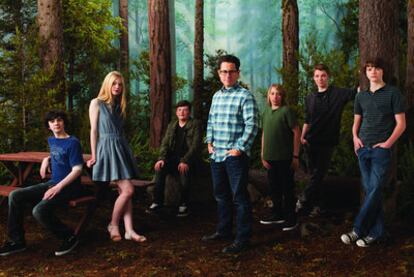 J. J. Abrams, con gafas, y los chicos de <i>Súper 8: </i>Zach Mills, Elle Fanning, Riley Griffiths, Ryan Lee, Gabriel Basso y Joel Courtney.