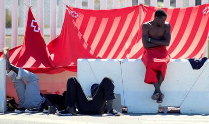 Inmigrantes en el puerto de Algeciras.