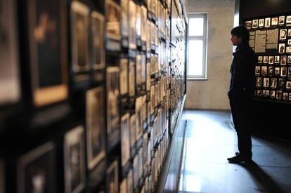 Joachim Loew mira las fotos en la "sauna"' del campo de concentración