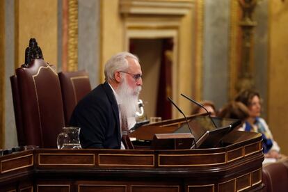 El número dos del PSOE per Burgos, Agustín Javier Zamarrón, presideix la Mesa d'edat del Congrés, durant la sessió constitutiva.