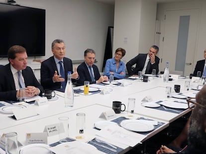 Macri recibe a un grupo de inversores en una reunión organizada en las oficinas del Financial Times en Nueva York.