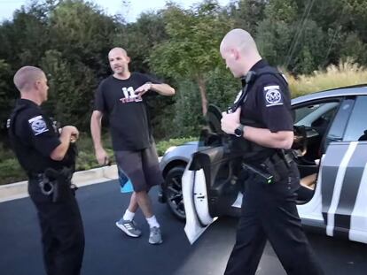 El modo invocación de un Tesla sorprende a dos miembros de la policía (vídeo)