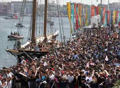 El público, ayer, espera con expectación en el puerto el regreso de los barcos tras la regata final que dio el trofeo al <i>Alinghi. </i>
/ CARLES FRANCESC
Rita Barberá, ayer, durante la celebración en el puerto.