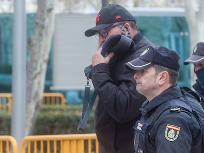 Koldo García, a su salida de la Audiencia Nacional el 22 de febrero de 2024 tras acogerse a su derecho a no declarar ante el juez de la Audiencia Nacional que investiga el supuesto fraude en la compra de mascarillas.