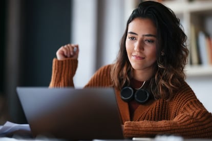 Una joven estudia a distancia a través de su ordenador portátil.