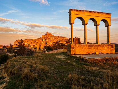 Vista del pueblo medieval de Ujué al amanecer.