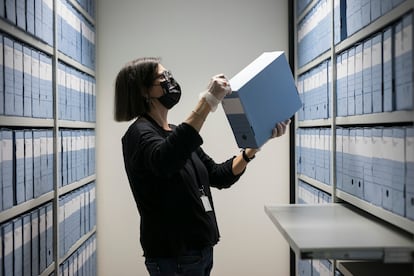 Pilar Cuerva, rodeada de las cajas del Repertorio Iconográfico del Arte Español del MNAC: más de 100.000 fichas realizadas desde 1913 para la Exposición Internacional de Barcelona de 1929.