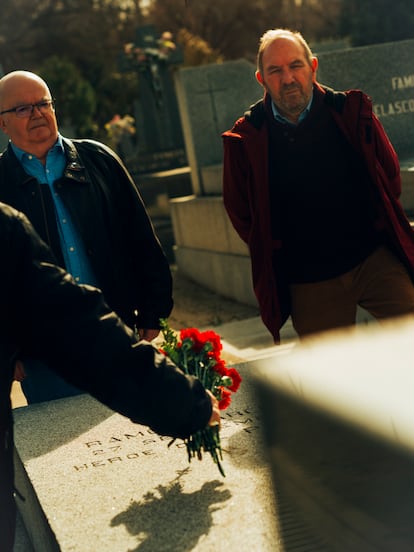 Vladimiro Fernández y Pablo Mayoral, en la tumba de Ramón García Sanz.