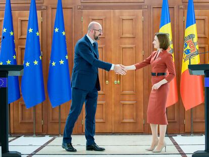 La presidente moldava, Maia Sandu, saludaba este miércoles al presidente del Consejo Europeo, Charles Michel en Chisinau, la capital moldava.