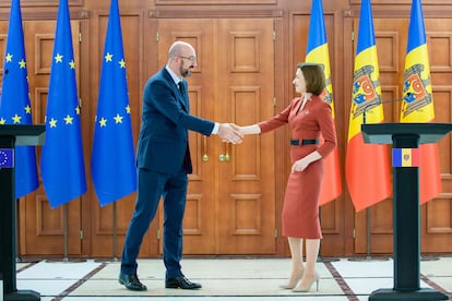 La presidente moldava, Maia Sandu, saludaba este miércoles al presidente del Consejo Europeo, Charles Michel en Chisinau, la capital moldava.