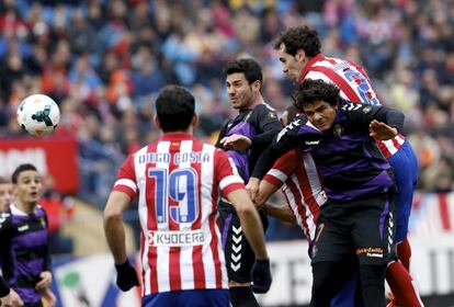 Godin, marca un gol en el partido de liga que les enfrentó al Valladolid, en el Calderón; en primer término Diego Costa.