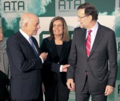 El presidente del Gobierno, Mariano Rajoy, junto a la ministra de Empleo, F&aacute;tima B&aacute;&ntilde;ez, y el presidente del BBVA, Francisco Gonz&aacute;lez, en el &quot;Foro emprendedores y aut&oacute;nomos 2013 organizado por ATA.