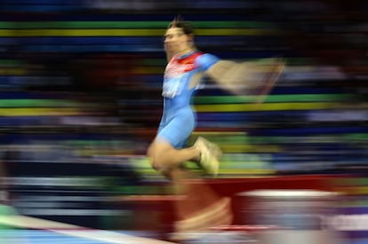 El ruso Aleksandr Menkov, oro en la prueba de salto de longitud, en el salto que le valió la medalla en los Europeos de pista cubierta de Gotemburgo