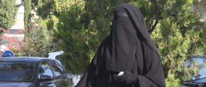 Una mujer con 'burka', en Lleida.
