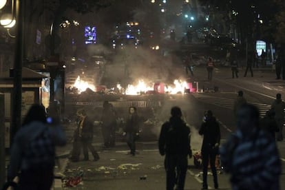 Enfrentamientos en el paseo del Prado de Madrid, anoche. 