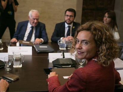 En primer pla, la ministra de Política Territorial, Meritxell Batet. Al fons, d'esquerra a dreta els consellers Elsa Artadi, Ernest Maragall i Pere Aragonès.