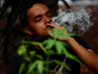 Un activista del Movimiento Cannábico Mexicano Plantón 420, fuma un cigarro de marihuana como protesta para exigir la regularización de la marihuana en junio de 2021.