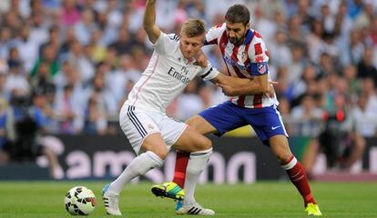 Toni Kroos protege un balón en presencia de Gabi.