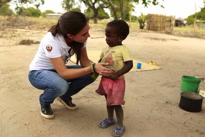 La epidemióloga Beatriz Galatas es una de las investigadoras que está implementando el plan para eliminar la malaria en Magude. Supervisa que se distribuyan los medicamentos entre la población de forma adecuada.