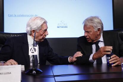 Felipe González y Mario Vargas LLosa, antes de su intervención en el foro. 