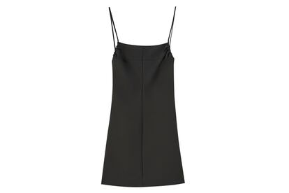 El vestido minimalista. Lo contábamos en este artículo: los vestidos lenceros tipo combinación son tendencia esta temporada. Elegir un modelo de escote cuadrado como este de la nueva colección Uncatalogued de Pull & Bear suma puntos.