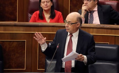 El ministro de Hacienda, Crist&oacute;bal Montoro, interviene en la sesi&oacute;n de control al Ejecutivo celebrada hoy en el Congreso. 